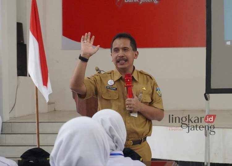 BERI ARAHAN: Sekda Jepara, Edy Sujatmiko memberikan arahan dalam Pelatihan Pengembangan Kompetensi Guru PPPK Angkatan ketiga tahun 2023, di Auditorium BBPBAP, Jepara. (Muslichul Basid/Lingkarjateng.id)