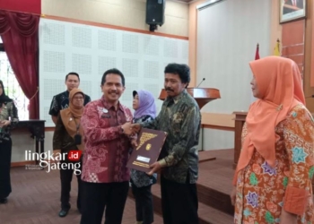 SIMBOLIS: Sekretaris Daerah (Sekda) Kabupaten Jepara Edy Sujatmiko menyerahkan SK pension. (Tomi Budianto/Lingkarjateng.id)