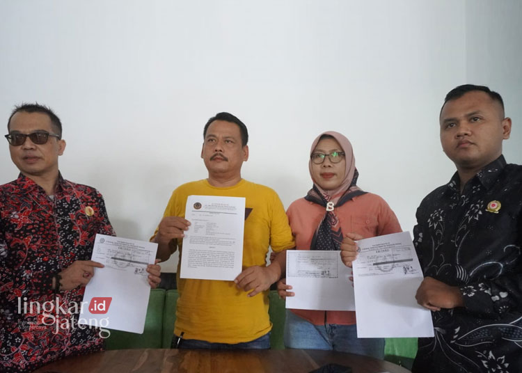 TEGANG: Endang Setyowati didampingi suami dan kuasa hukumnya menyelesaikan permasalahan pembelian tanah kaveling yang sudah di DP, baru-baru ini. (R.Teguh Wibowo/Lingkarjateng.id)