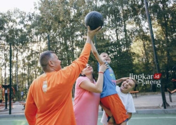 ILUSTRASI: Olahraga basket bersama keluarga. (prostooleh from Freepik/Lingkarjateng.id)