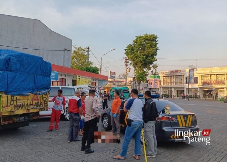 OLAH TKP: Petugas Polres Salatiga memeriksa sopir truk yang ditemukan tewas di SPBU Osamaliki, Kota Salatiga pada Rabu, 18 Oktober 2023. (Dok. Humas Polres Salatiga/Lingkarjateng.id)