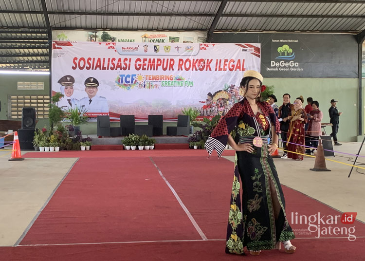 KOMPETISI: Peserta Demak Fashion Fest sedang bergaya dengan busana yang ia kenakan di depan banyak orang, Minggu, 29 Oktober 2023. (M. Burhanuddin Aslam/Lingkarjateng.id)