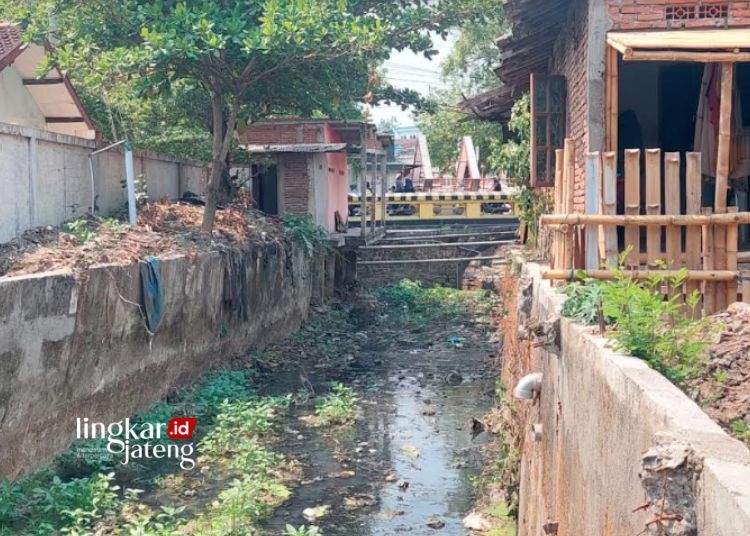 RAWAN AMBRUK: Tembok penahan aliran anak Sungai Bengawan Solo turut Tuk Buntung, Kecamatan Cepu, Kabupaten Blora tampak mudah ambruk karena stut dihilangkan saat normalisasi sungai. (Dok. Gnd/Lingkarjateng.id)