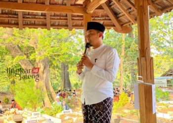 Ketua DPRD Kabupaten Jepara Haizul Ma'arif saat menghadiri haul ke-51 KH Ahmad Fauzan di Jepara, Sabtu, 28 Oktober 2023. (Tomi Budianto/Lingkarjateng.id)