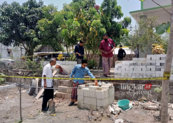 PENINJAUAN: Kepala DLH Rembang, M. Ika Himawan meninjau lokasi semburan gas di sumur milik Abu Rosidin warga RT 2 RW 13, Dukuh Kampung Sridadi, Desa Pamotan kemarin. (DLH Rembang/Lingkarjateng.id)