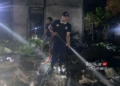 Tabung Gas Bocor Diduga Picu Kebakaran di Pati, 1 Rumah Warga Hangus 29 HANGUS: Puing-puing sisa kebakaran yang melanda rumah warga Dukuh Pencil, Desa Tondomulyo, Kecamatan Jakenan, Kabupaten Pati, pada Senin malam, 9 Oktober 2023. (Humas Damkar for Lingkar/Lingkarjateng.id)