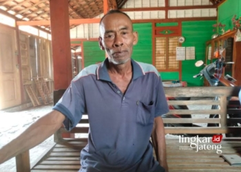 Petani dari Dukuh Kelompok, Desa Sogo, Kecamatan Kedungtuban, Kabupaten Blora, Sakip, yang menolak fasilitasi pertanian PT Agritama Prima Mandiri (APM). (Hanafi/Lingkarjateng.id)