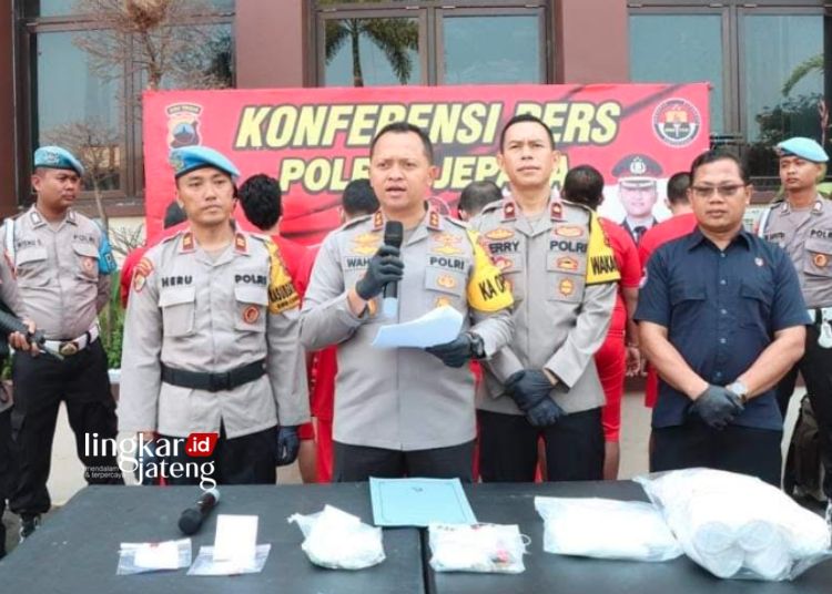 KONFERENSI PERS: Kapolres Jepara AKBP Wahyu Nugroho Setyawan mengungkap kasus penyalahgunaan narkoba di Mapolres Jepara pada Kamis, 26 Oktober 2023. (Tomi Budianto/Lingkarjateng.id)