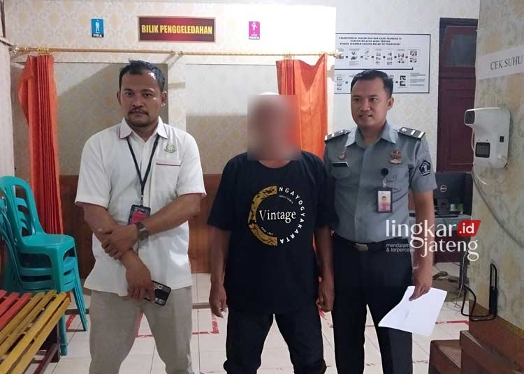 JALANI PROSES HUKUM: Kades Gubug, Hadi Santoso (tengah) ditahan kejari Grobogan, pada Senin, 23 Oktober 2023. (Dok. Kejari Grobogan for Lingkar/Lingkarjateng.id)