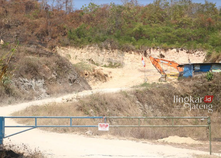 DITUTUP: Salah satu lokasi galian C legal di area Pegunungan Kendeng, Kecamatan Sukolilo, Kabupaten Pati tampak sepi dari aktivitas pertambangan. (Setyo Nugroho/Lingkarjateng.id)