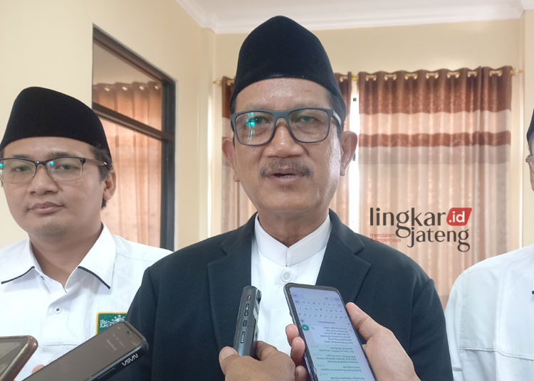 BERI KETERANGAN: Sekda Kendal Sugiono (kiri) dan Wakil Ketua RMI NU Jateng Ahmad Fadhlullah Turmudzi saat ditemui awak media, Minggu, 8 Oktober 2023. (Arvian Maulana/Lingkarjateng.id)