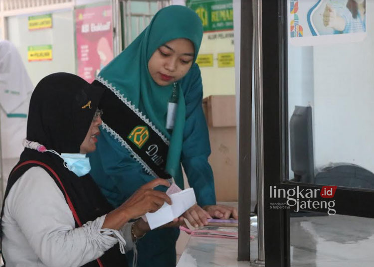 MELAYANI: Petugas Rumah Sakit Islam (RSI) Pati membantu salah satu pasien yang hendak memeriksakan kesehatan Rabu, 5 Oktober 2023. (Setyo Nugroho/Lingkarjateng.id)