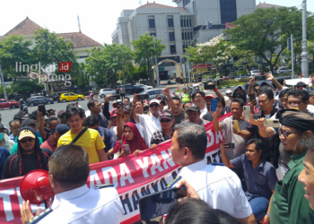 DEMO: Roda Jateng lakukan aksi dan tuntutan di Kantor Gubenur, jalan Pahlawan Kota Semarang, Selasa, 3 Oktober 2023. (Rizky Syahrul Al-Fath/Lingkarjateng.id)
