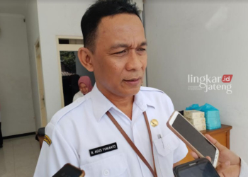 MENERANGKAN: Kepala Disnaker Pati, Bambang Agus Yunianto saat diwawancarai wartawan Senin, 23 Oktober 2023. (Arif Febriyanto/Lingkarjateng.id)