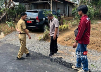 MONITORING: Tim Dispermasdes Kabupaten Kendal meninjau lokasi aspal jalan desa ambyar di Dusun Dawuhan, Desa Genting Gunung Kecamatan Sukorejo pada Senin, 9 Oktober 2023. (Unggul Priambodo/Lingkarjateng.id)
