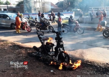 ILUSTRASI: Motor terbakar akibat korsleting listrik. (Antara/Lingkarjateng.id)