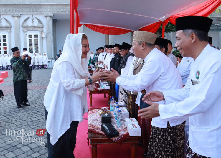 BERSALAMAN: Wali Kota Semarang, Hevearita Gunaryanti Rahayu saat menghadiri sekaligus memimpin Apel di Hari Santri Nasional tahun 2023 bertajuk “Jihad Santri Jayakan Negeri” di Halaman Balai Kota Semarang, pada Minggu kemarin, 22 Oktober 2023. (Rizky Syahrul/Lingkarjateng.id)