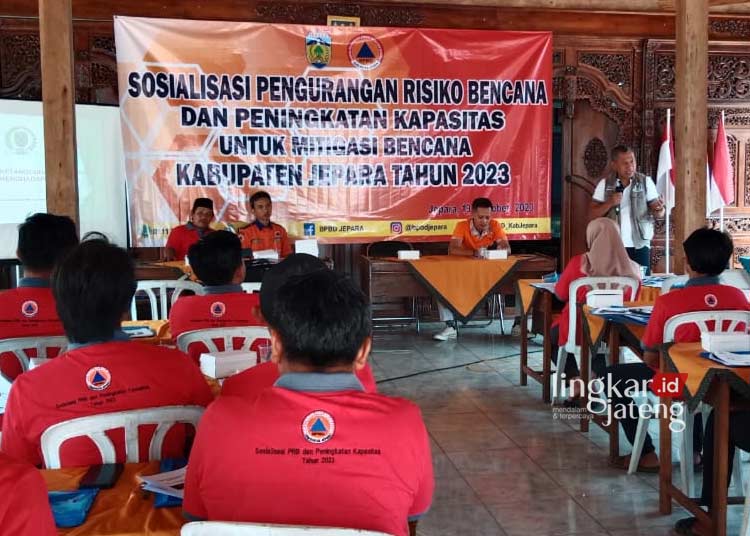 Warga Desa Klepu Diajak Lestarikan Lingkungan untuk Cegah Bencana di Jepara 25 BERI EDUKASI: Wakil Ketua DPRD Jepara, Junarso saat menjadi pemateri dalam Sosialisasi Pengurangan Risiko Bencana dan Peningkatan Kapasitas untuk Mitigasi Bencana, pada Kamis, 19 Oktober 2023. (Tomi Budianto/Lingkarjateng.id)