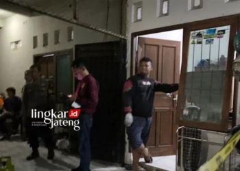 EVAKUASI: Petugas hendak mengevakuasi mahasiswi yang diduga bunuh diri di Tembalang Semarang. (Dok.Lingkarjateng.id)