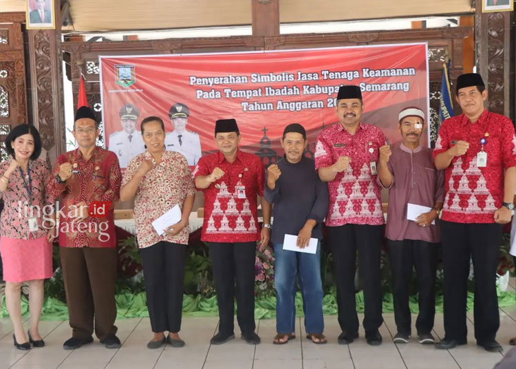 BAHAGIA: Petugas keamanan tempat ibadah foto bersama dengan Bupati Semarang setelah menerima honorarium, bertempat di Pendopo Rumah Dinas Bupati Semarang, Kecamatan Ungaran, Kabupaten Semarang, Rabu, 11 Oktober 2023. (Diskominfo Kabupaten Semarang/Lingkarjateng.id)