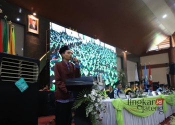 MEMBANGGAKAN: Arina Azka Firmansyah saat melantunkan Ayat Suci Al Quran pada Wisuda IAIN Kudus. (Humas IAN Kudus/Lingkarjateng.id)