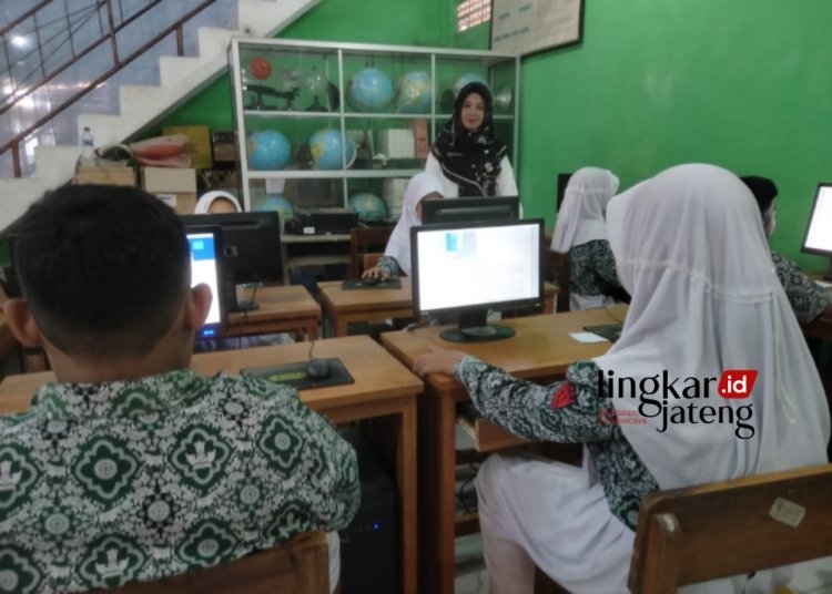 BERJALAN LANCAR: Siswa siswi kelas V SDN 1 Pilang Kecamatan Randublatung sedang fokus mengikuti gladi bersih ANBK, pada Rabu, 11 Oktober 2023. (Hanafi/Lingkarjateng.id)