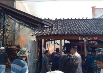 Warga dan anggota Damkar sedang berusaha memadamkan api yang melahap toko kayu milik Saefullah Jumana, warga Dukuh Wonopolo, Desa Botosengon Kecamatan, Dempet, Kabupaten Demak, Selasa, 3 Oktober 2023. (M Burhanuddin Aslam/Lingkarjateng.id)