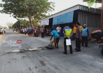 OLAH TKP : Polisi mendatangi lokasi kejadian saat menerima laporan dari warga atas aduan adanya kecelakaan di Jalan Penawangan - Sedadi, tepatnya di depan Toko Pak Agus wilayah Dusun Paras Desa Toko Kecamatan Penawangan. (Polres Grobogan/Lingkarjateng.id)