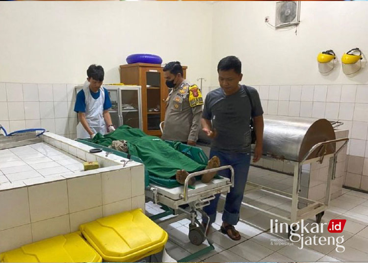 Pasang Antena Wifi, 12 Pekerja Tersengat Listrik 1 Meninggal Dunia 25 Satu korban meninggal dari 12 petugas pemasangan internet yang tersengat listrik saat memasang tiang internet di Kampung Lodayahilir, Desa Karangtengah, Kecamatan Cibadak, Kabupaten Sukabumi, Jabar, Senin, (23/10/2023). ANTARA/Aditya Rohman