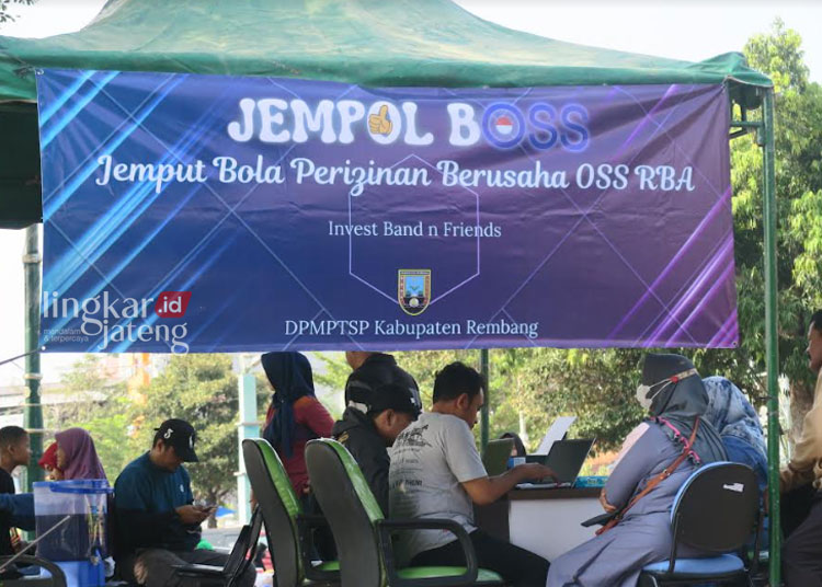 RAMAI KUNJUNGAN: Pelaku UMKM sedang mengurus izin usaha pada acara Jempol BOSS di Alun-Alun Kota Rembang, Minggu, 5 November 2023. (Dok. DPMPTSP Rembang/Lingkarjateng.id)