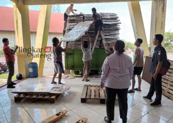 PENURUNAN LOGISTIK: Jajaran KPU Kabupaten Semarang menerima kotak suara yang bertempat di Wujil, Kecamatan Bergas, Kabupaten Semarang pada Senin, 6 November 2023. (Hesty Imaniar/Lingkarjateng.id)