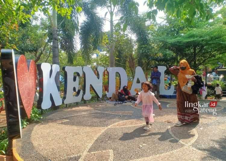 Taman Garuda sebagai pusat kuliner di tengah kota Kendal terutama di Minggu pagi. (Unggul Priambodo/Lingkarjateng.id)