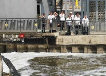 MENINJAU: Wali Kota Semarang, Hevearita Gunaryanti Rahayu saat meninjau Rumah Pompa Kali Tenggang, Rabu, 15 November 2023. (Humas Pemkot Kota Semarang/Lingkarjateng.id)