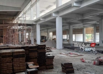 PROSES: Para pekerja yang melakukan pemotongan besi di Pasar Weleri I. (Arvian Maulana/Lingkarjateng.id)