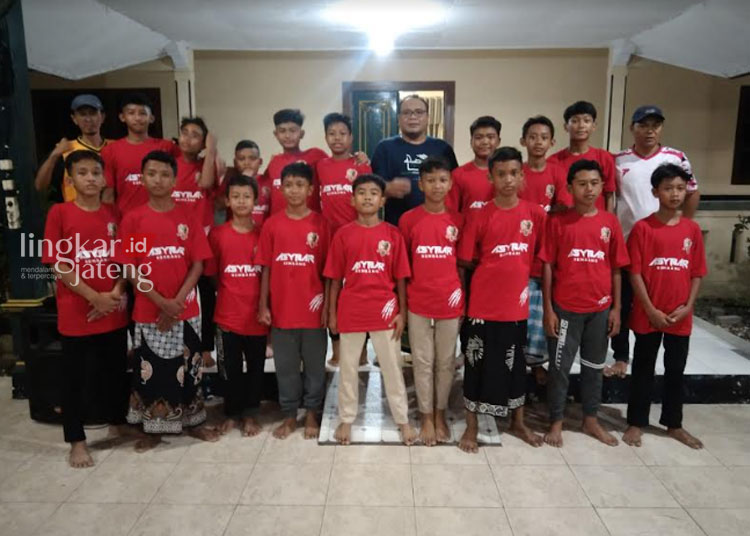 BIBIT ATLET: Para pemain Asybar Rembang U-13 foto bersama Wakil Bupati Rembang Mochammad Hanies Cholil Barro’ di kediamannya. (R Teguh Wibowo/Lingkarjateng.id)