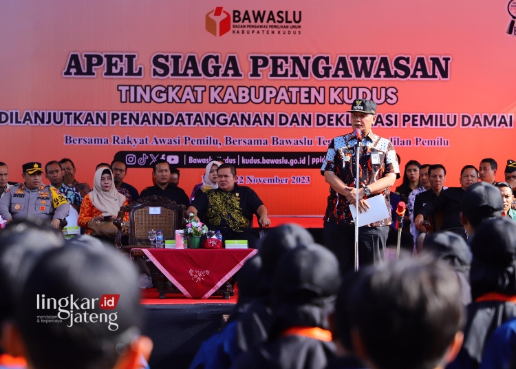 MEMBERI ARAHAN: Penjabat Bupati Kudus, Bergas Catursasi Penanggungan, dalam kegiatan apel siaga pengawasan Pemilu 2024 beberapa waktu lalu. (Nisa H.S./Lingkarjateng.id)