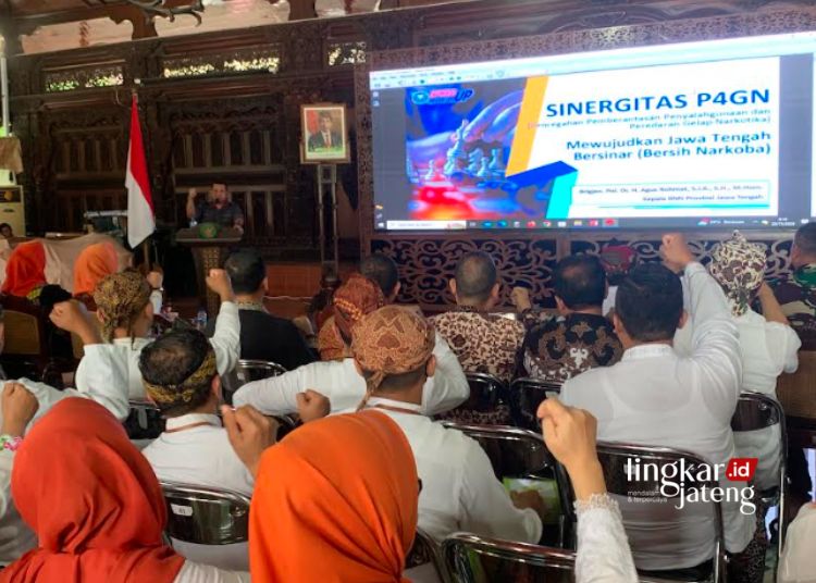 PENGARAHAN: Kepala BNN Provinsi Jateng Agus Rohmat saat menyampaikan sambutan dalam Kegiatan Seminar Anti Narkoba dan Tes Urine Narkoba dengan tajuk “Akselerasi War On Drugs Menuju Indonesia Bersinar” di Pendopo Kabupaten Kudus pada Kamis, 23 November 2023. (M. Burhanuddin Aslam/Lingkarjateng.id)