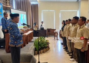 RESMI: Staf Ahli Bupati Kendal Suharjo mewakili Bupati Kendal Dico M Ganinduto mengukuhkan pengurus Komite Ekonomi Kreatif Kendal, pada Rabu, 29 November 2023. (Arvian Maulana/Lingkarjateng.id)