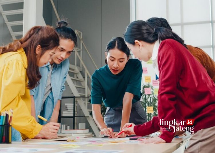 7 Soft Skill yang Paling Dibutuhkan dalam Dunia Kerja 25 ILUSTRASI: Sekelompok pekerja sedang menyelesaikan masalah bersama-sama. (Freepik @tirachardz/Lingkarjateng.id)