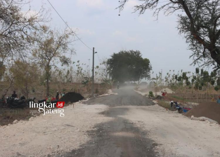 PROYEK INFRASTRUKTUR: Pembangunan Jalan Randublatung-Getas yang menghubungkan Kabupaten Blora dan Ngawi mulai dibangung pada Selasa, 7 November 2023. (Dok. Humas Pemkab Blora/Lingkarjateng.id)