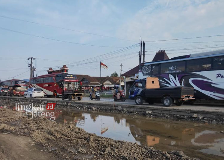 BERHIMPITAN: Titik kemacetan yang terjadi di ruas jalan Batangan-Kaliori di KM 92-94 dan KM 98,7-102, Senin, 13 November 2023.(Setyo Nugroho/Lingkarjateng.id)