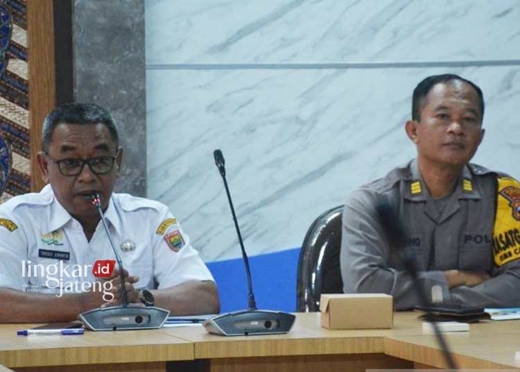 SOSIALISASI: Kepala Dinas  Komunikasi dan Informatika Kabupaten Batang Triossy Juniarto (kiri) bersama Kepala Seksi Humas Polres Batang AKP Busono. (Antara/Lingkarjateng.id)