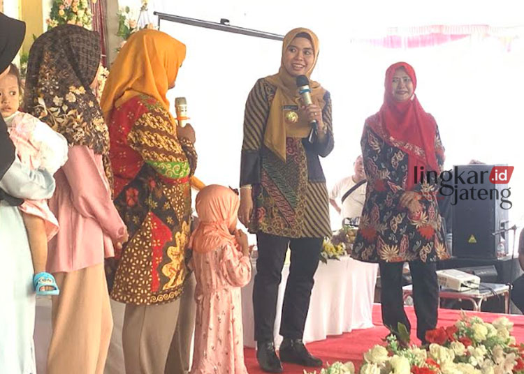 Angka Stunting di Demak Turun, Pemberian Makanan Tambahan Tetap Lanjut 25 BERBINCANG: Bupati Demak Eisti’anah saat berdialog dengan penerima bantuan PMT bertempat di Puskesmas Demak 1, Selasa, 21 November 2023. (M. Burhanuddin Aslam/Lingkarjateng.id)