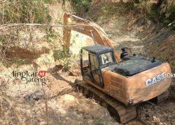 SUNGAI MENGERING: Alat berat tengah melakukan pengerukan di sepanjang aliran sungai yang dialiri air dari Bendungan Lodan di Kecamatan Sarang, Kabupaten Rembang baru-baru ini. (Dok. BPBD Rembang/Lingkarjateng.id)