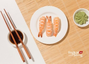 ILUSTRASI: Sajian kuliner Jepang yang dimakan menggunakan sumpit. (Freepik/Lingkarjateng.id)