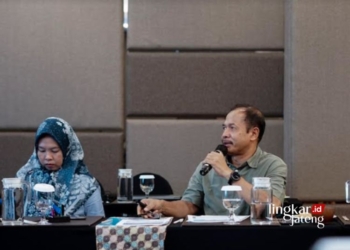 RAPAT: Direktur Utama Perumda PDAM Kota Salatiga, Samino, memaparkan rencana kerja pada 2024 nanti saat rapat BUMD Salatiga pada Senin, 27 November 2023. (Dok. Prokompim Setda Salatiga/Lingkarjateng.id)