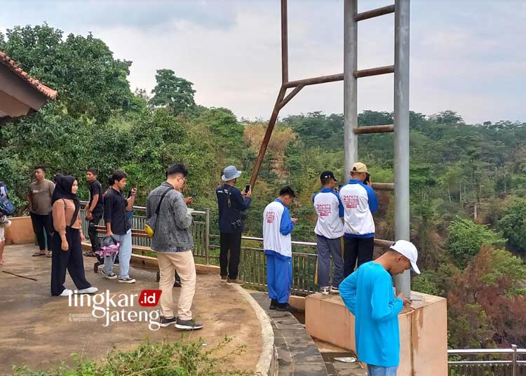 MENIKMATI PEMANDANGAN: Para peserta Farm Trip saat membuat konten terkait wisata di Curug Sewu dan Kalikesek, Kabupaten Kendal pada Kamis, 23 November 2023. (Arvian Maulana/Lingkarjateng.id)