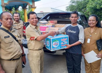 PENINJAUAN: Kepala Badan Kesbangpol Kabupaten Semarang, Suyana dan jajarannya saat melakukan peninjuan dan pemberian bantuan ke lokasi kebakaran yang menghanguskan 13 rumah di wilayah Dusun Jangglengan, Desa Dadapayam, Kecamatan Suruh, Kabupaten Semarang pada Senin, 20 November 2023 sore. (Hesty Imaniar/Lingkarjateng.id)