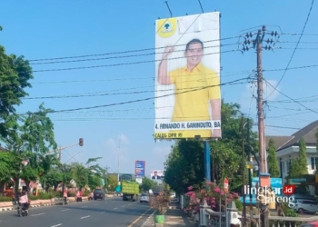 LANGGAR ATURAN: Tampak baliho salah satu caleg masih terpasang di Jalan Protokol Kabupaten Kendal. (Arvian Maulana/Lingkarjateng.id)