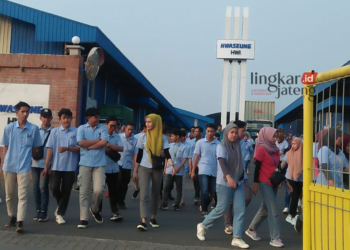 RAMAI: Aktivitas karyawan PT HWI Jepara saat pulang kerja. (Setyo Nugroho/Lingkarjateng.id)